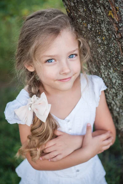 Κοντινό πορτρέτο ενός όμορφου μικρού κοριτσιού σε εξωτερικούς χώρους το καλοκαίρι. — Φωτογραφία Αρχείου