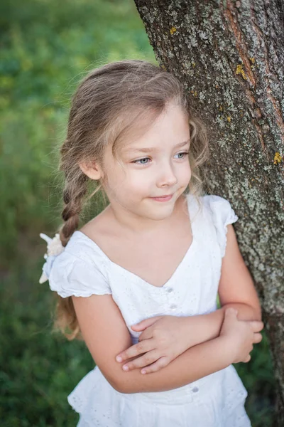 Closeup portrét nádherné holčičky venku v létě. — Stock fotografie
