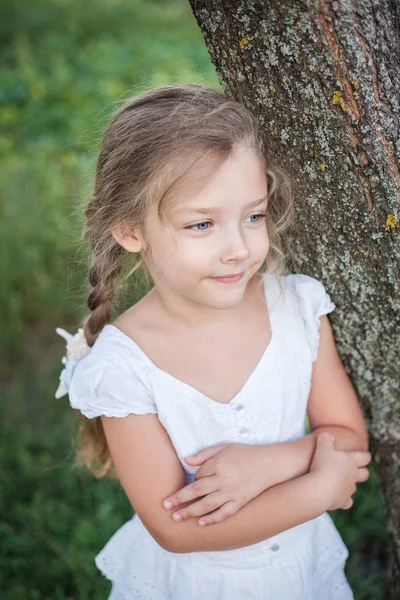 Nahaufnahme Porträt eines schönen kleinen Mädchens im Sommer. — Stockfoto