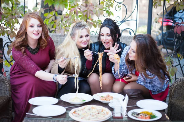 Vier junge Frauen beim Mittagessen in einem Café. — Stockfoto