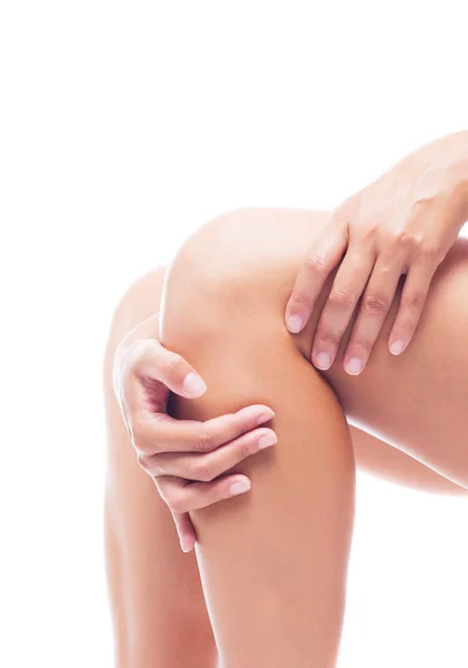 여성 무릎, 스튜디오, 흰색 배경, 관절 질환 개념, 흰색에 고립. — 스톡 사진