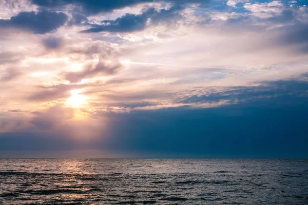 Panorama de belo pôr do sol no oceano. — Fotografia de Stock