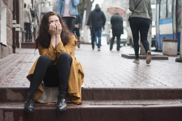 비오는 날 가을에 야외에 앉아있는 슬픈 여자. — 스톡 사진