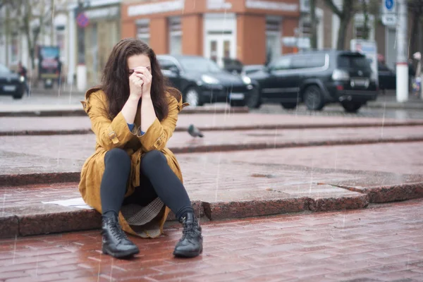 비오는 날 가을에 야외에 앉아있는 슬픈 여자. — 스톡 사진