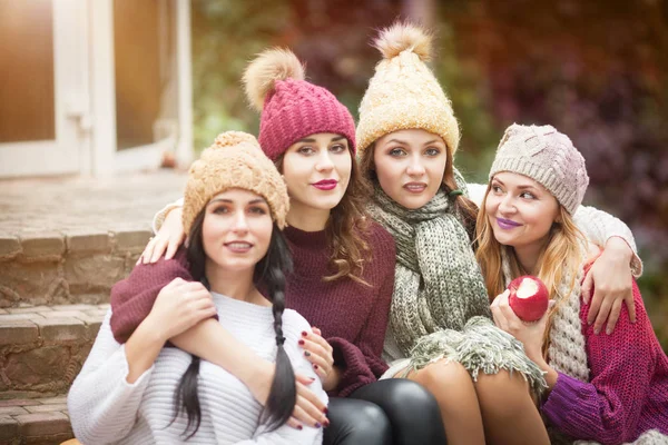 Les femmes sont meilleures amies avec des fruits lors d'un pique-nique à la campagne. Style de vie en plein air portrait de mode . — Photo