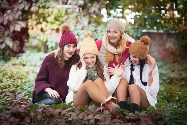 Portrait des meilleurs amis en vêtements d'automne sur le parc en automne . — Photo