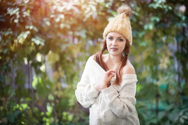 Happy lifestyle portrait of a beautiful young model woman in a warm autumn sweater. — Stock Photo, Image