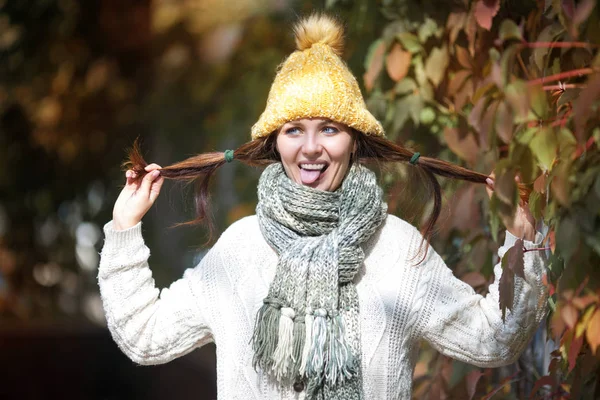 Retrato de estilo de vida feliz de uma menina modelo bonita com um sorriso doce em um cachecol quente outono . — Fotografia de Stock