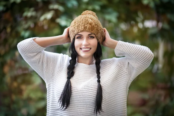 Happy lifestyle portrait of a beautiful young model woman in a warm autumn sweater. — Stock Photo, Image