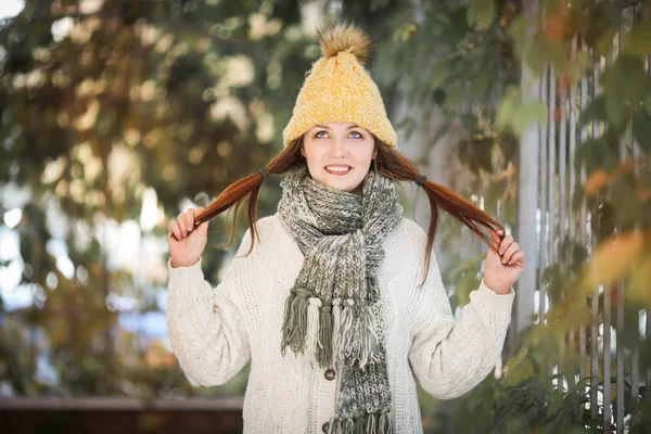 Retrato de estilo de vida feliz de uma menina modelo bonita com um sorriso doce em um cachecol quente outono . — Fotografia de Stock