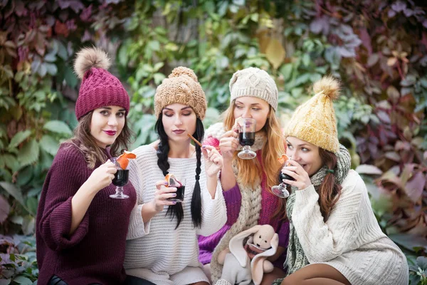 Las mujeres jóvenes beben vino caliente en el parque de otoño. Día soleado de otoño. Estilo de vida al aire libre retrato de moda . —  Fotos de Stock
