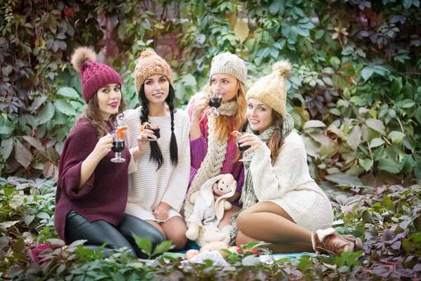 As mulheres jovens bebem vinho quente no parque de outono. Dia de outono ensolarado. Estilo de vida ao ar livre retrato de moda . — Fotografia de Stock