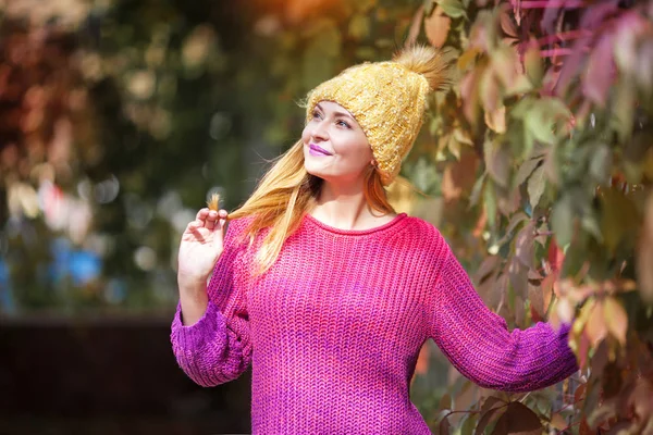 Felice stile di vita ritratto di una bella ragazza giovane modello con un sorriso in un cappello caldo autunno . — Foto Stock