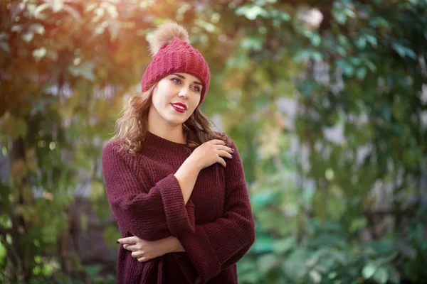 Šťastný životní styl portrét krásné mladé modelky ženy v teplém podzimním svetru. — Stock fotografie