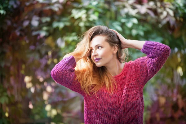 Portret van een mooie jonge model vrouw in een warme herfst trui. — Stockfoto