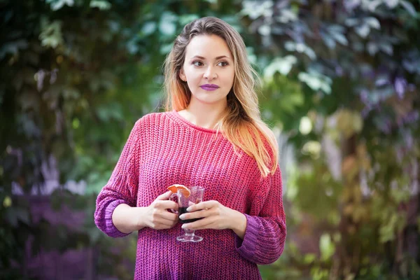 Jovem mulher bonita bebe vinho quente no outono ao ar livre . — Fotografia de Stock