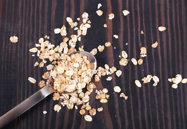 Farine d'avoine sur une table en bois close-up . — Photo