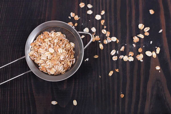 Farinha de aveia em uma mesa de madeira close-up . — Fotografia de Stock