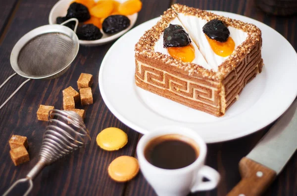 Kuchen mit getrockneten Aprikosen und Pflaumen auf dem Tisch. — Stockfoto