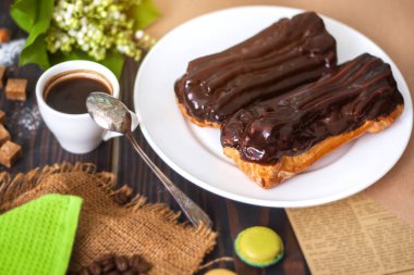 Çikolata kremalı ev yapımı ekler. Ev mutfağında eklem pişirme..