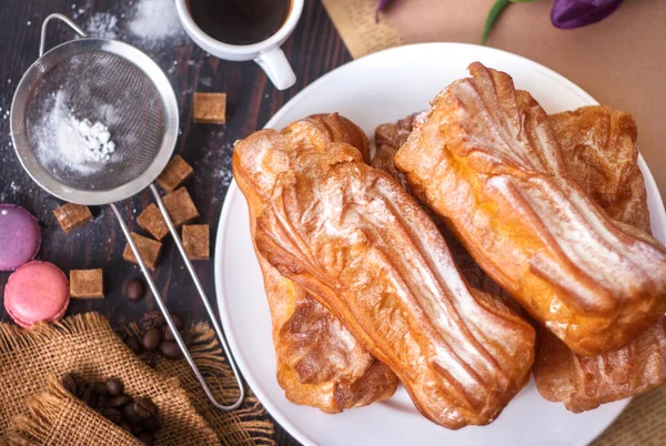 Zelfgemaakte eclairs. Bereiding van eclairs in de thuis keuken. — Stockfoto