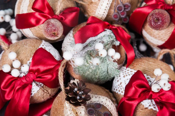 Bolas brillantes festivas, decoración para el árbol de Navidad. El concepto de las vacaciones de invierno . — Foto de Stock