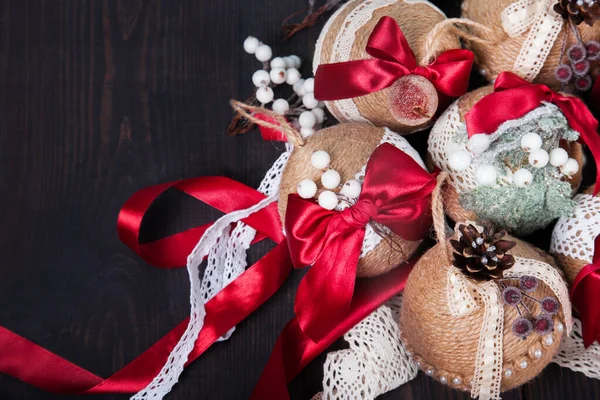 Bolas brilhantes festivas, decoração para a árvore de Natal. O conceito das férias de inverno. Decoração de árvore de ano novo . — Fotografia de Stock