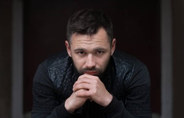 İçerideki sakallı bir gencin portresi..