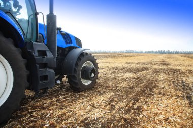 Modern traktör ekim sırasında tarlada. Tarım endüstrisi kavramı.