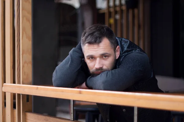 Ragazzo barbuto pensieroso all'aperto nel pomeriggio in città . — Foto Stock