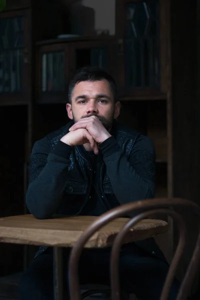 Retrato de un joven barbudo en el interior . — Foto de Stock