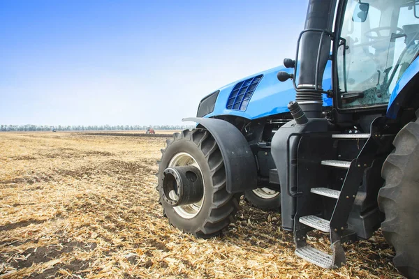 Nowoczesny traktor w terenie podczas sadzenia. Koncepcja przemysłu rolnego. — Zdjęcie stockowe