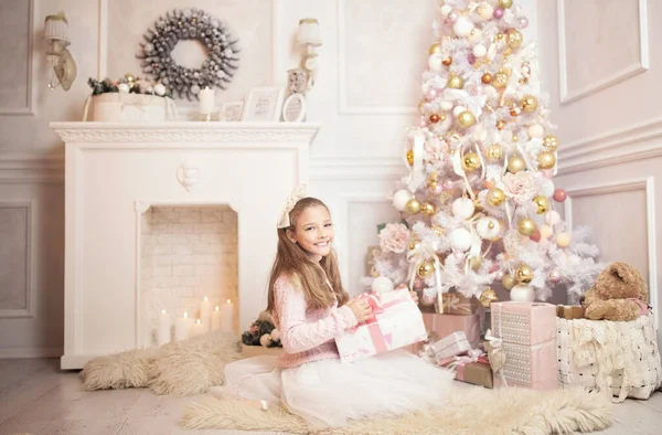 Szép kislány ruha, a karácsonyfa közelében ült. Téli ünnepek. Boldog Új Évet — Stock Fotó