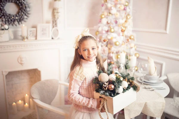 Bella bambina con un vestito in piedi vicino all'albero di Natale. Vacanze invernali. Felice anno nuovo — Foto Stock