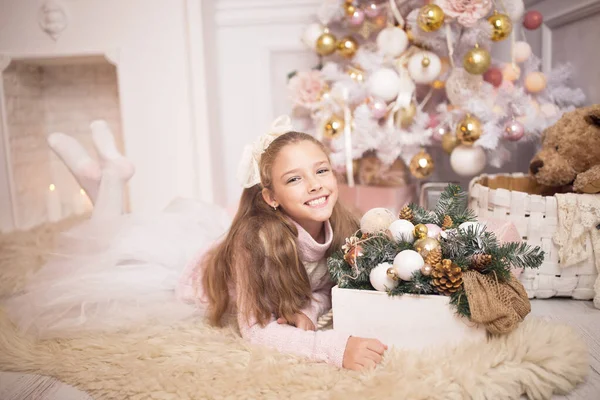 Bella bambina con un vestito vicino all'albero di Natale. Vacanze invernali. Felice anno nuovo — Foto Stock