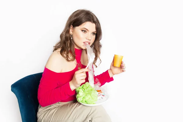 Jovem Mulher Bonita Comendo Saco Plástico Como Conceito Plástico Alimentos — Fotografia de Stock