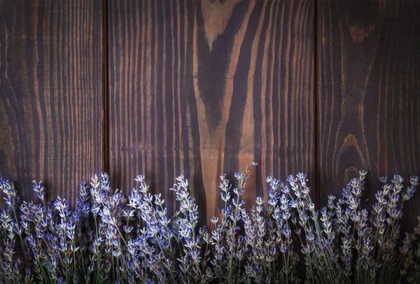 Piękne Kwiatowe Tło Lawendą Zabytkowym Drewnianym Stole Widok Góry Rustykalne — Zdjęcie stockowe