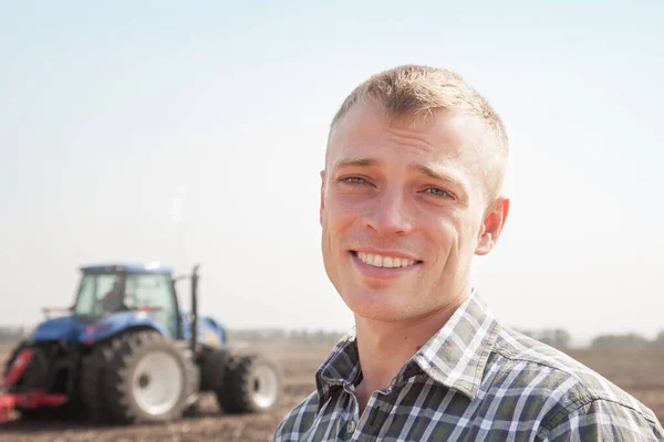 Jonge Aantrekkelijke Man Bij Een Tractor Tractor Bestuurder Begrip Landbouw — Stockfoto
