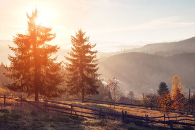Gün batımından önce dağlarda muhteşem sonbahar manzarası.