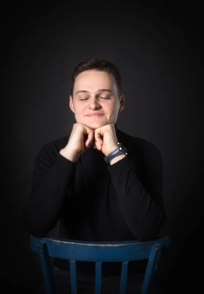 Portrait Homme Séduisant Aux Yeux Fermés Studio Sur Fond Noir — Photo