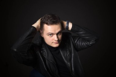 Stüdyoda siyah arka planda çekici bir adamın portresi..