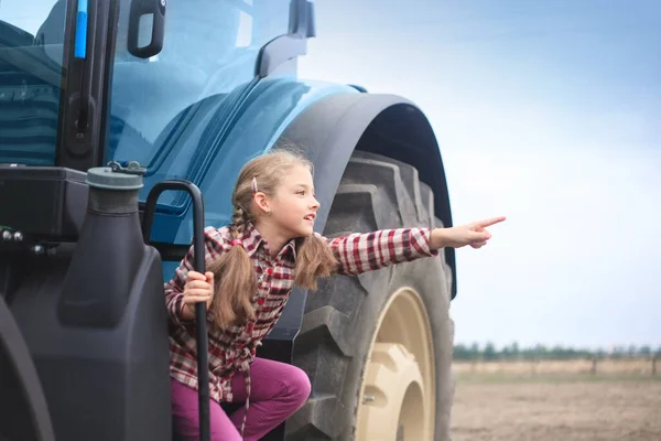 Leuk Meisje Buurt Van Moderne Tractor Het Veld Het Begrip — Stockfoto
