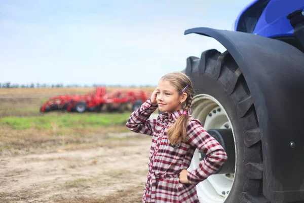 Cute Girl Pobliżu Nowoczesnego Ciągnika Dziedzinie Koncepcja Pracy Terenie Maszyny — Zdjęcie stockowe