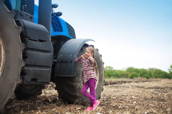 Menina Bonito Perto Trator Moderno Campo Conceito Trabalho Campo Máquinas — Fotografia de Stock