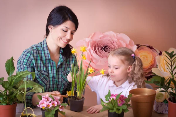 Schattig Kind Meisje Helpt Haar Moeder Zorgen Voor Planten Gelukkige — Stockfoto