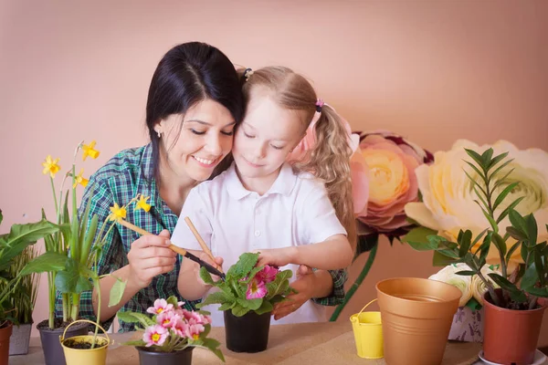 Schattig Kind Meisje Helpt Haar Moeder Zorgen Voor Planten Gelukkige — Stockfoto