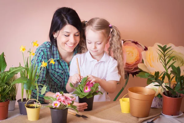 Schattig Kind Meisje Helpt Haar Moeder Zorgen Voor Planten Gelukkige — Stockfoto