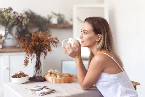 Mladá krásná žena snídá ráno v kuchyni. — Stock fotografie