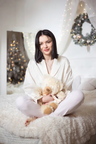 Joven hermosa mujer en pijama en el dormitorio. Vacaciones de invierno. —  Fotos de Stock