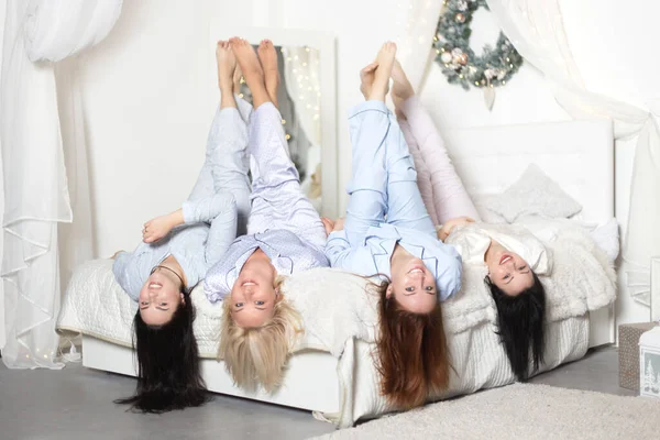 Jovens Mulheres Bonitas Quarto Festa Pijama Despedida Solteira Tempo Férias — Fotografia de Stock